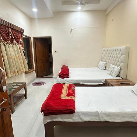 Hotel Pleasure Landmark Ujjain Buitenkant foto