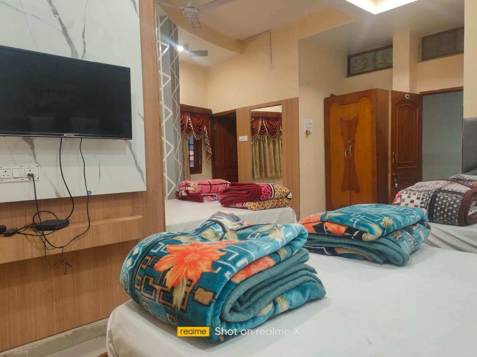 Hotel Pleasure Landmark Ujjain Buitenkant foto