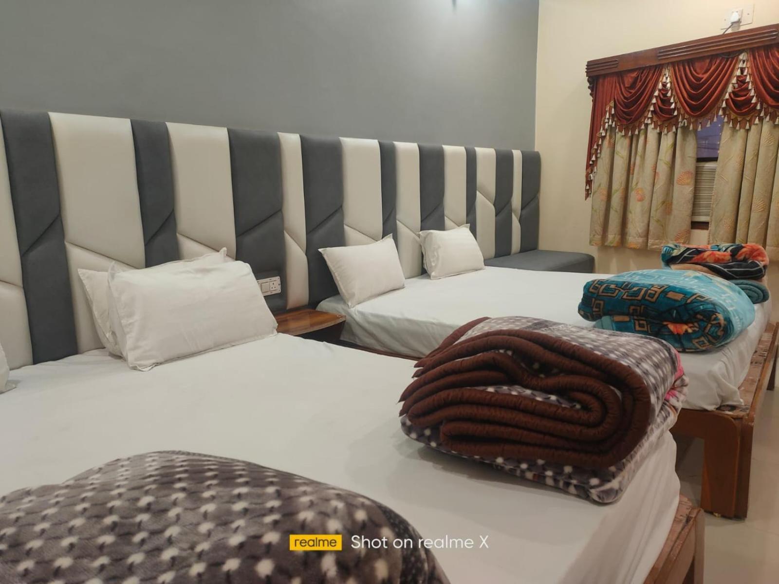 Hotel Pleasure Landmark Ujjain Buitenkant foto