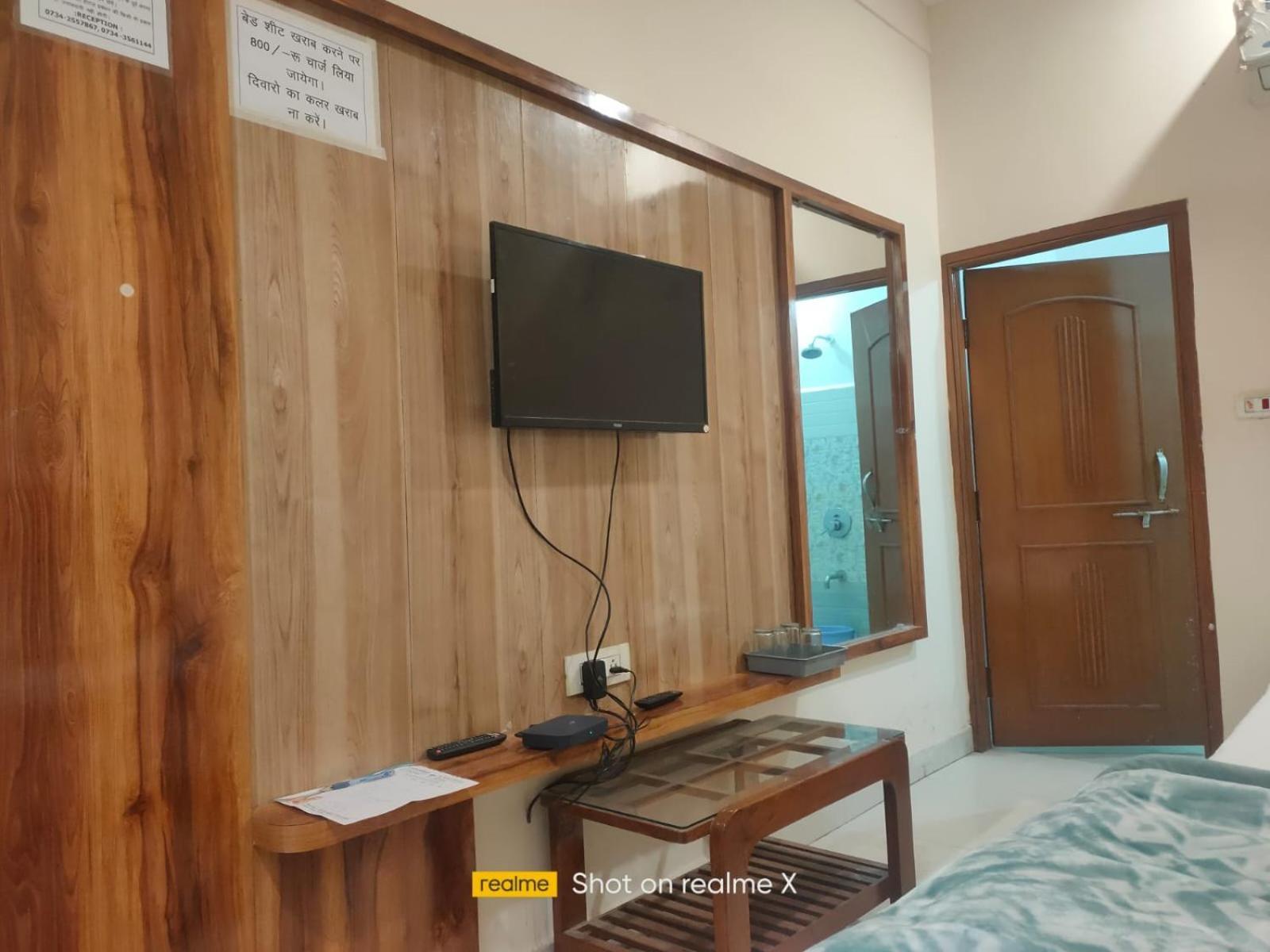 Hotel Pleasure Landmark Ujjain Buitenkant foto