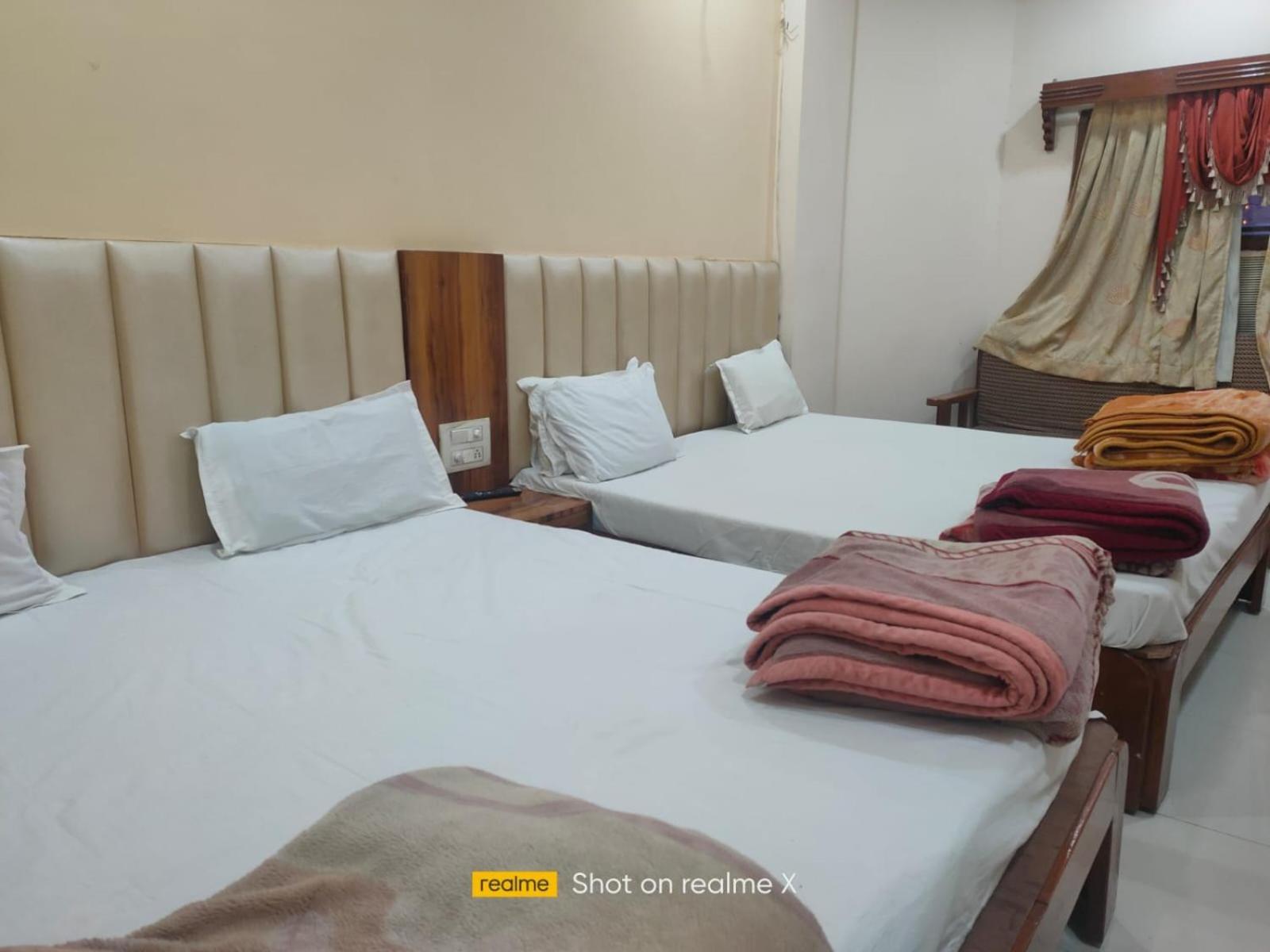 Hotel Pleasure Landmark Ujjain Buitenkant foto