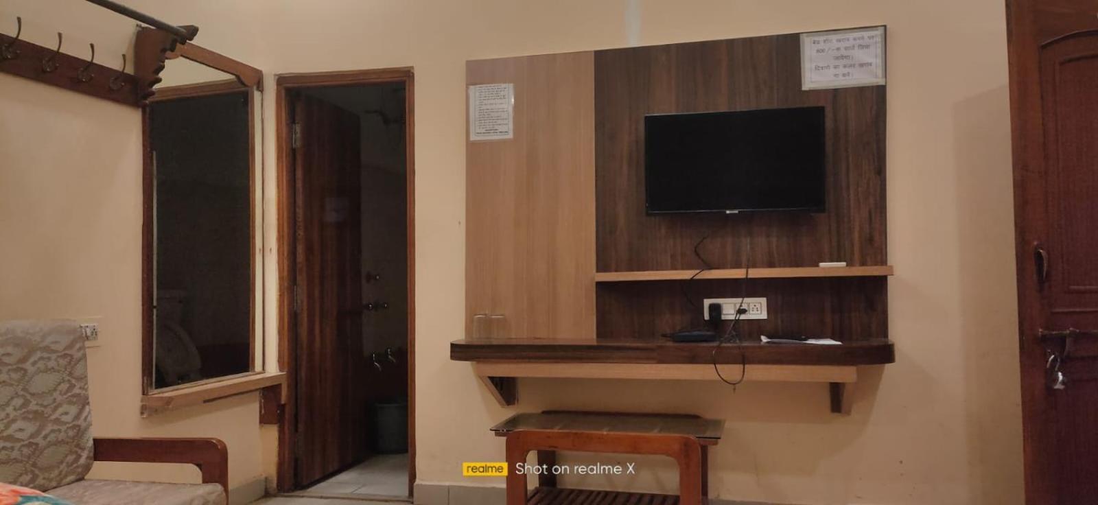 Hotel Pleasure Landmark Ujjain Buitenkant foto