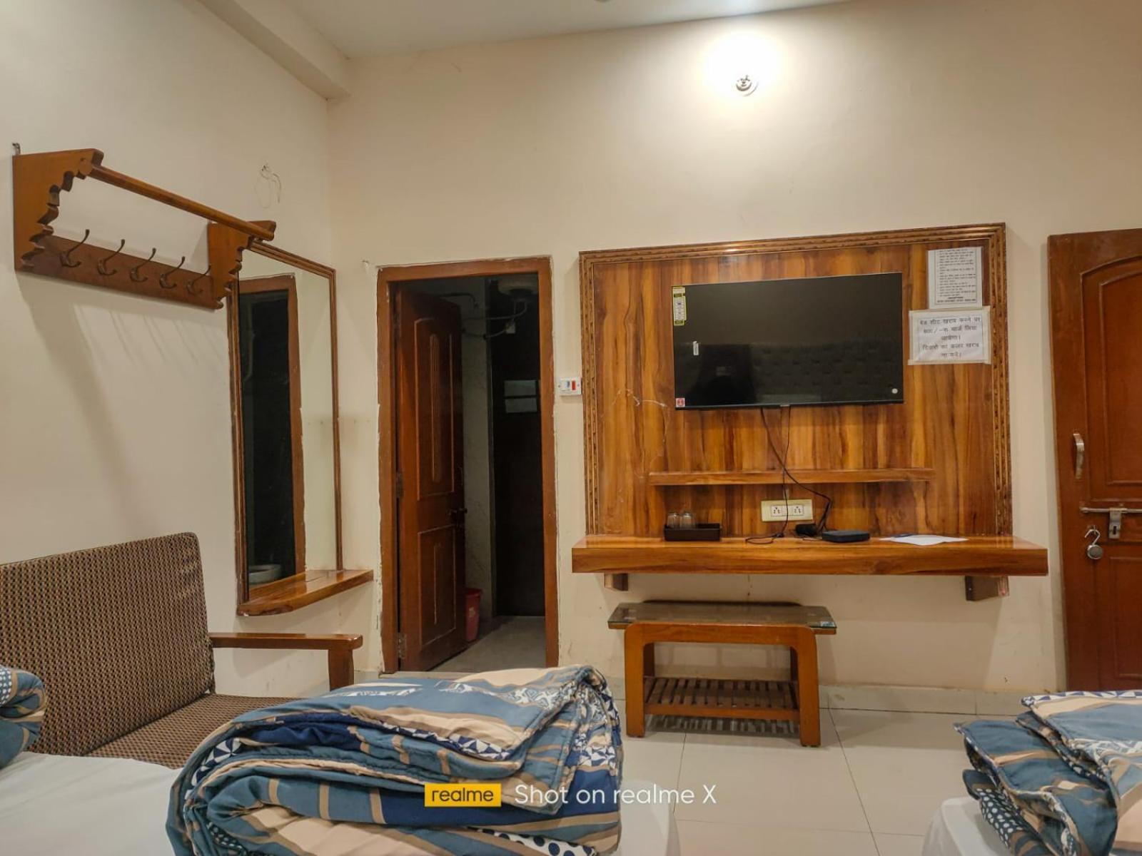 Hotel Pleasure Landmark Ujjain Buitenkant foto
