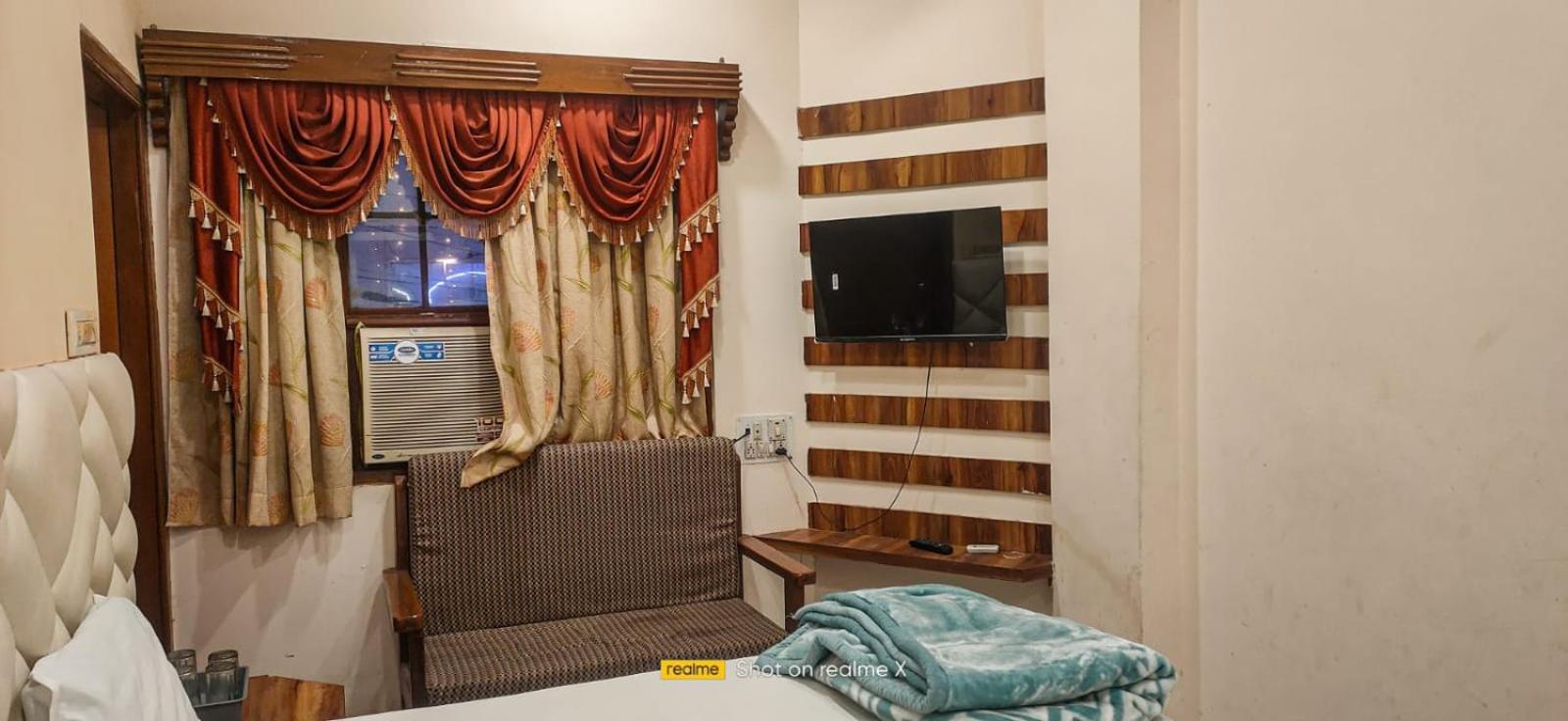 Hotel Pleasure Landmark Ujjain Buitenkant foto