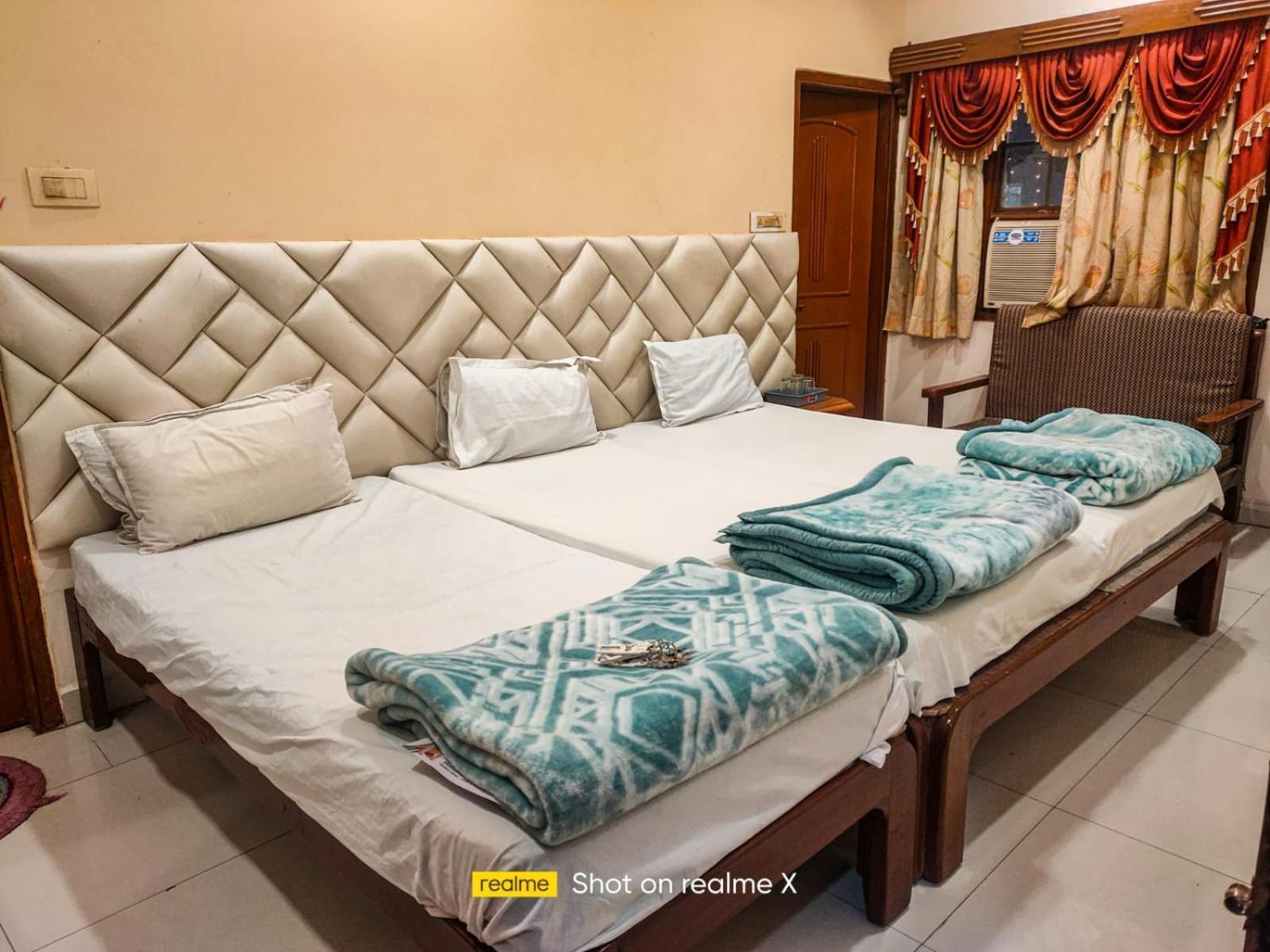 Hotel Pleasure Landmark Ujjain Buitenkant foto