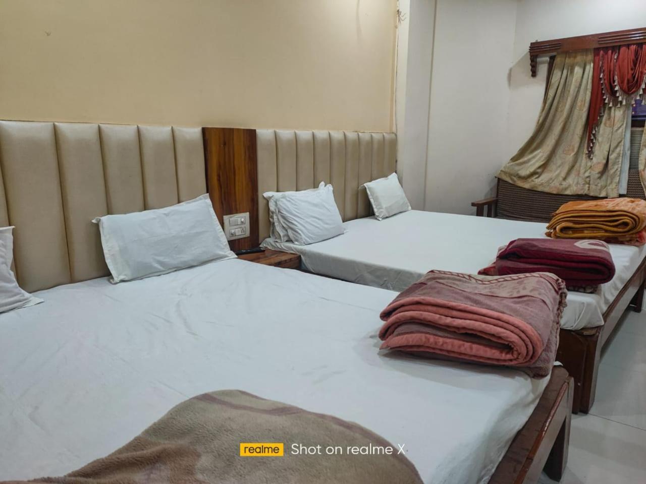 Hotel Pleasure Landmark Ujjain Buitenkant foto