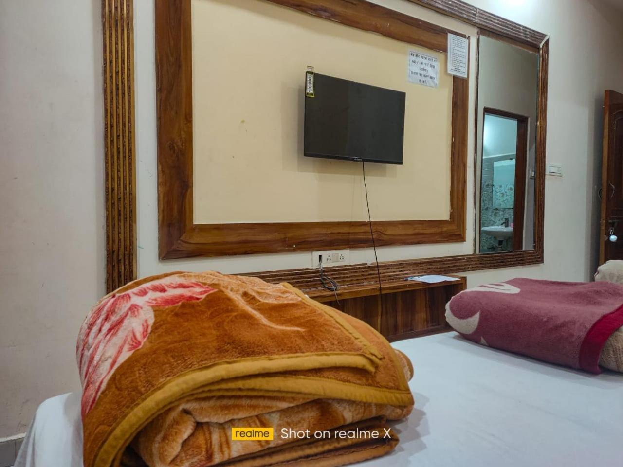 Hotel Pleasure Landmark Ujjain Buitenkant foto