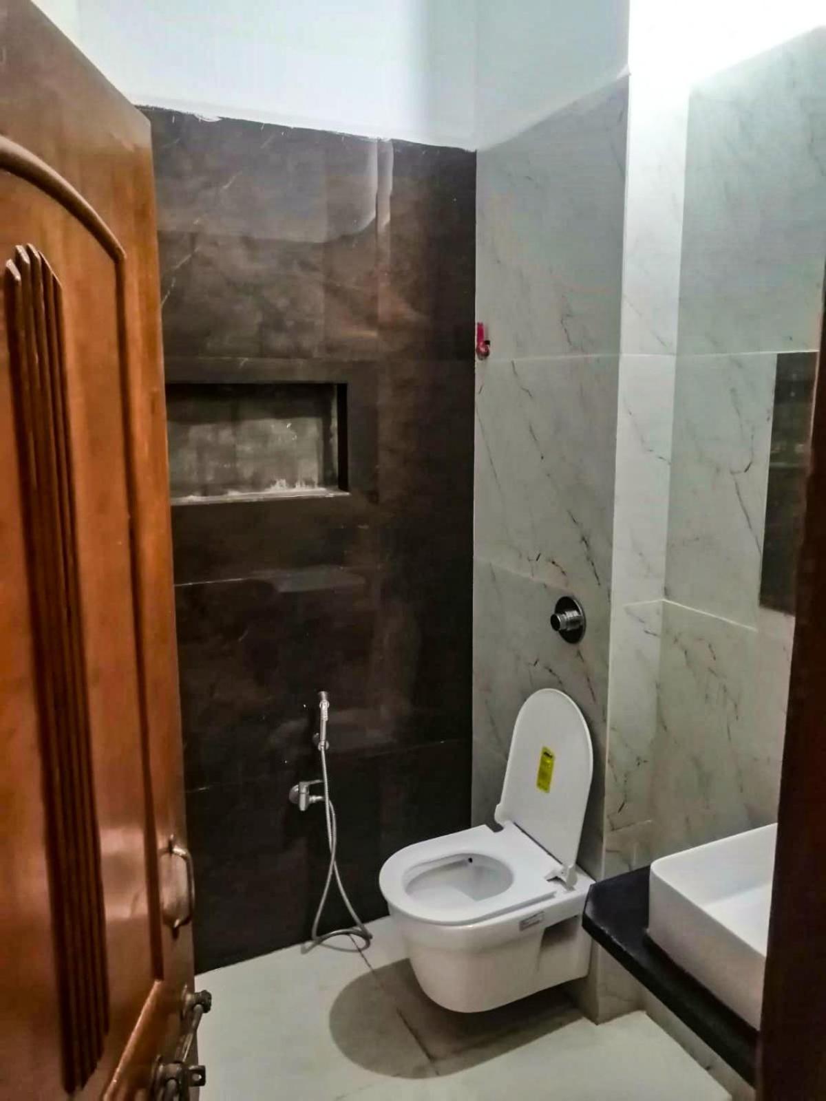 Hotel Pleasure Landmark Ujjain Buitenkant foto