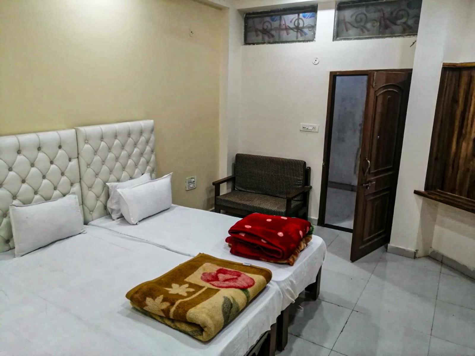 Hotel Pleasure Landmark Ujjain Buitenkant foto