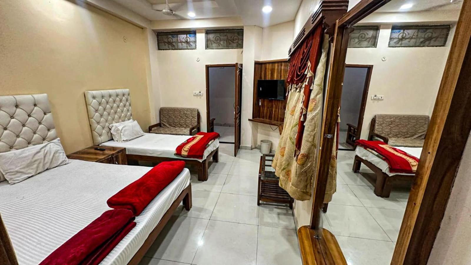 Hotel Pleasure Landmark Ujjain Buitenkant foto