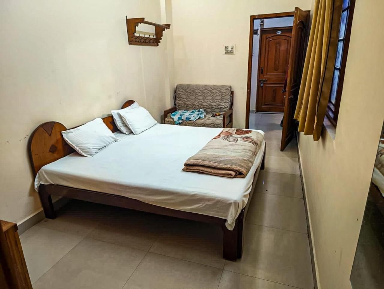 Hotel Pleasure Landmark Ujjain Buitenkant foto