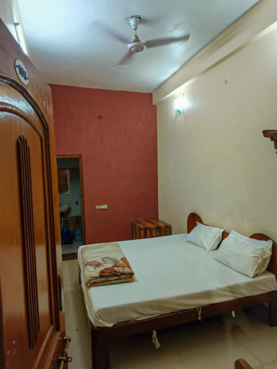 Hotel Pleasure Landmark Ujjain Buitenkant foto