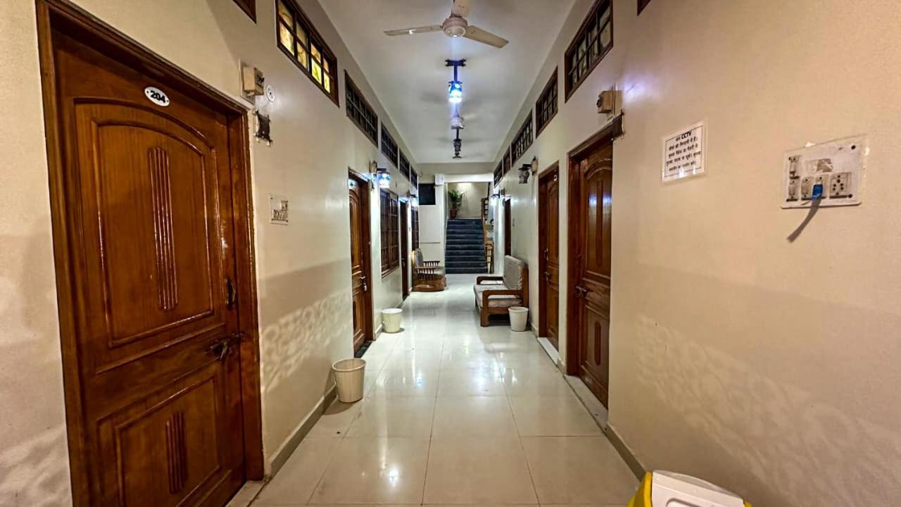 Hotel Pleasure Landmark Ujjain Buitenkant foto
