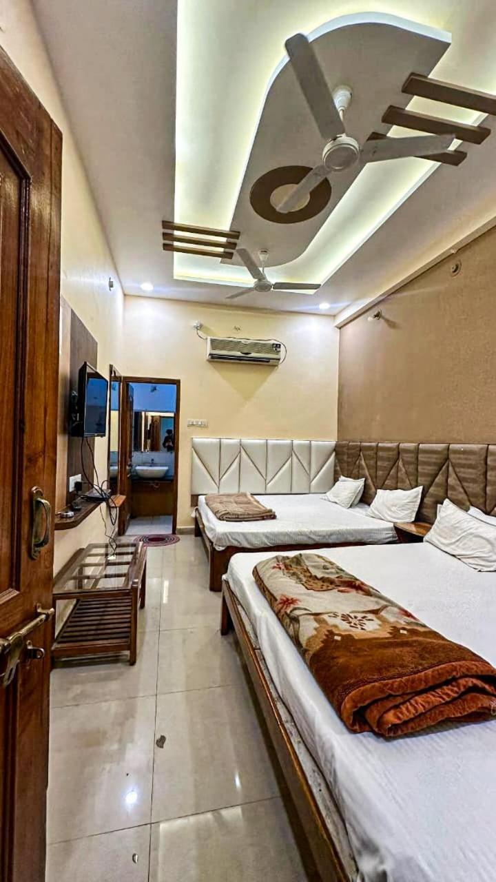 Hotel Pleasure Landmark Ujjain Buitenkant foto