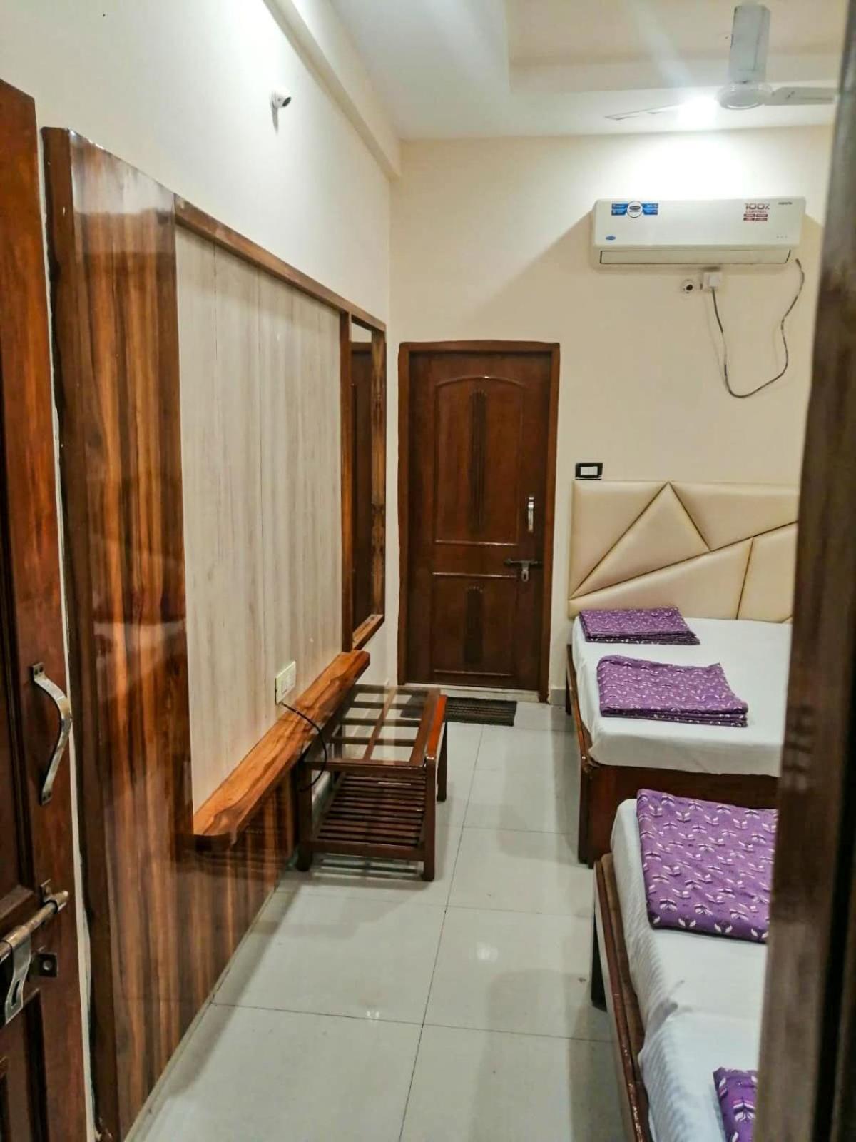 Hotel Pleasure Landmark Ujjain Buitenkant foto