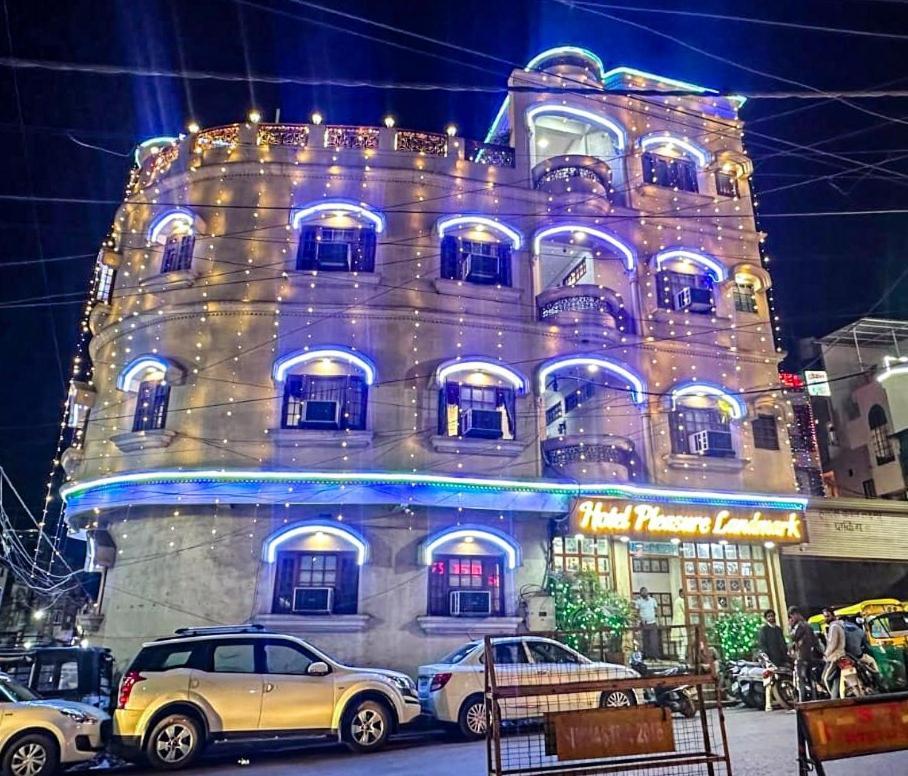 Hotel Pleasure Landmark Ujjain Buitenkant foto