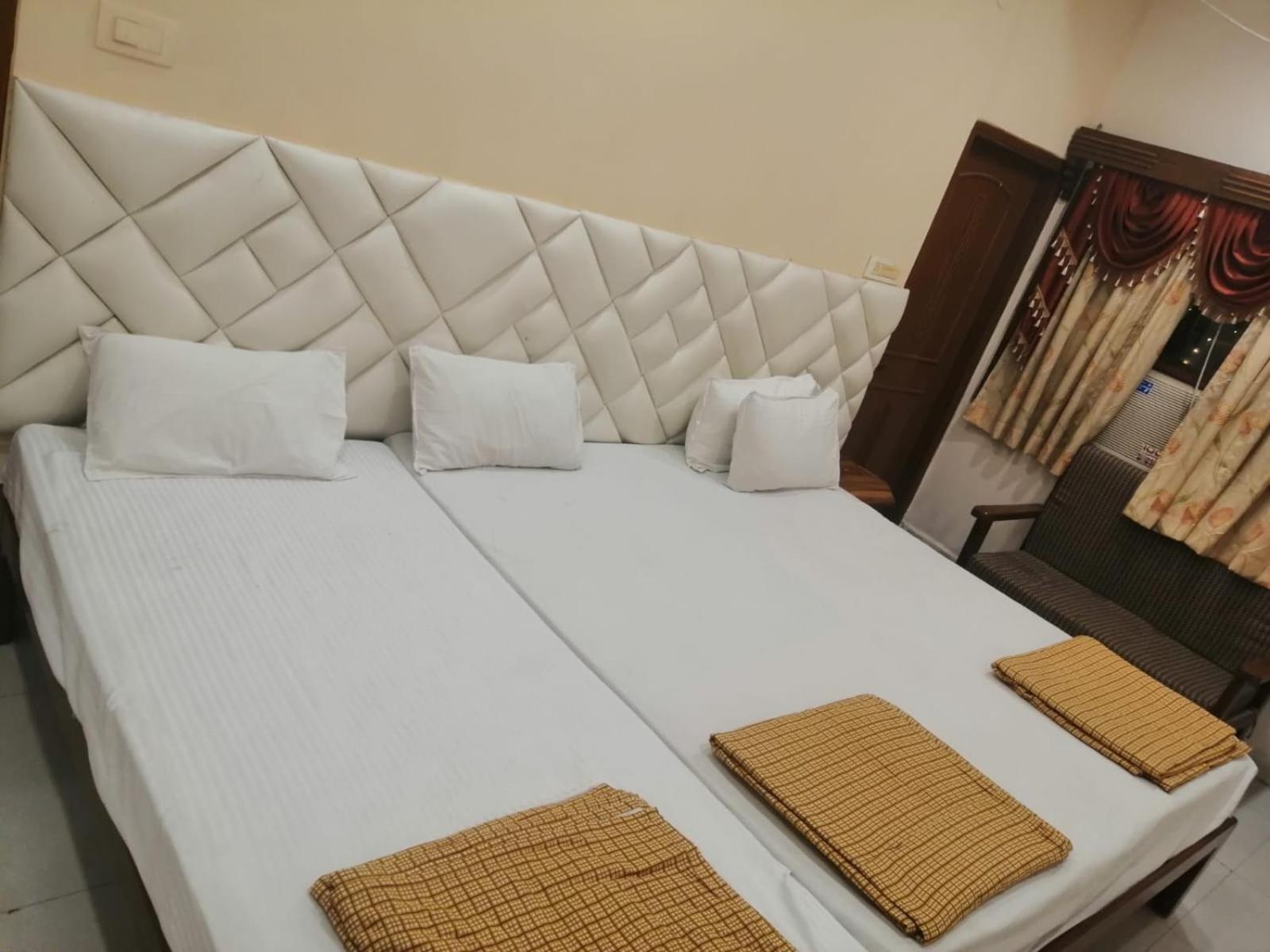Hotel Pleasure Landmark Ujjain Buitenkant foto