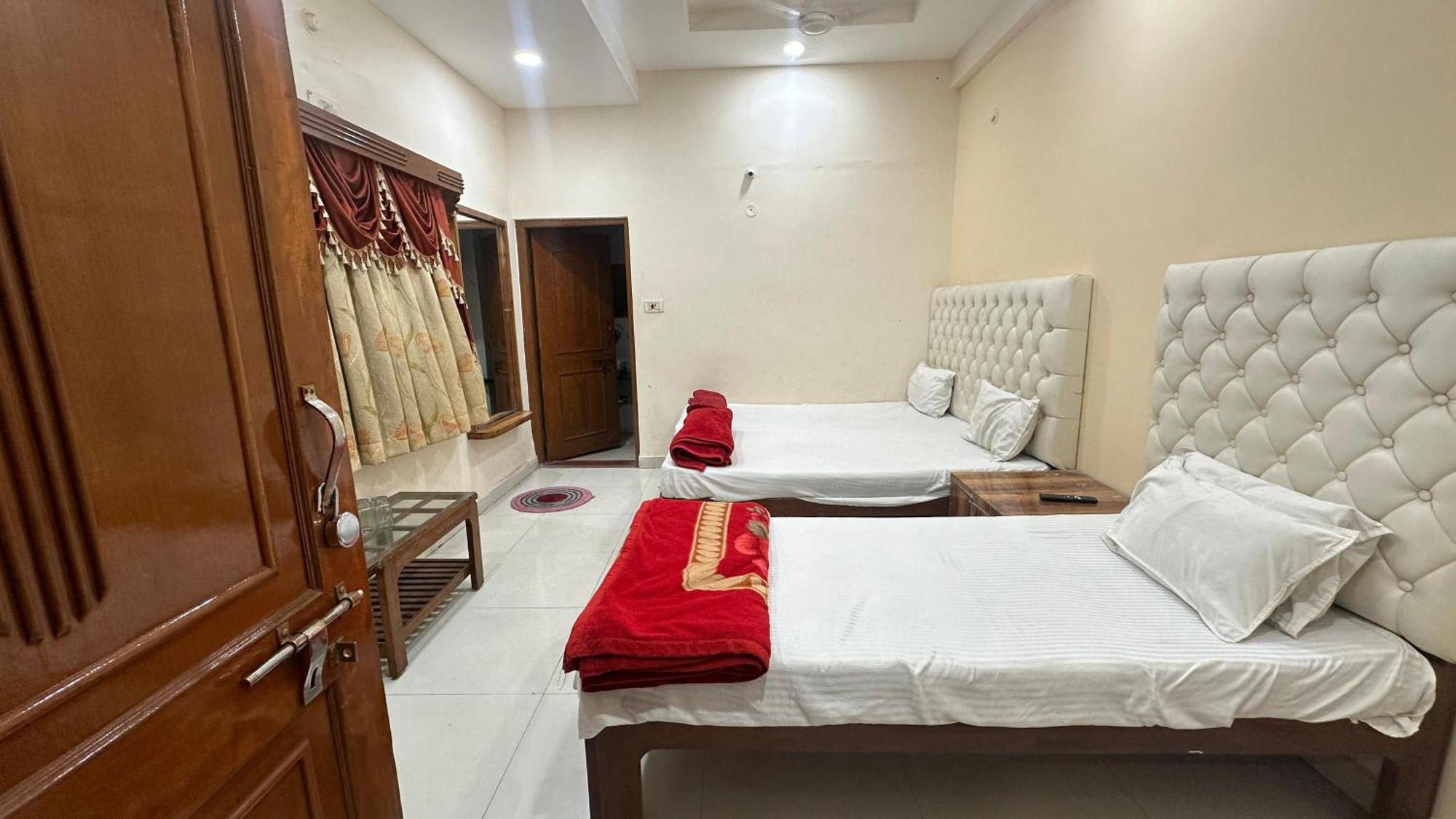 Hotel Pleasure Landmark Ujjain Buitenkant foto