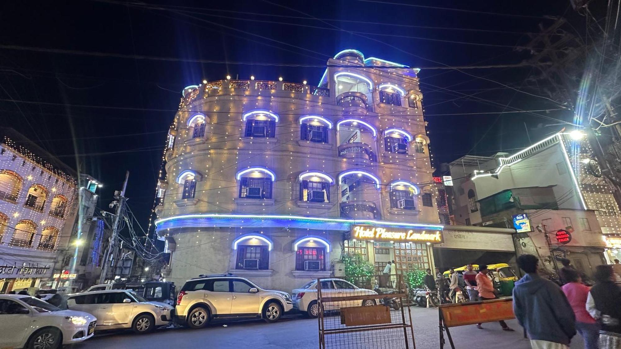 Hotel Pleasure Landmark Ujjain Buitenkant foto