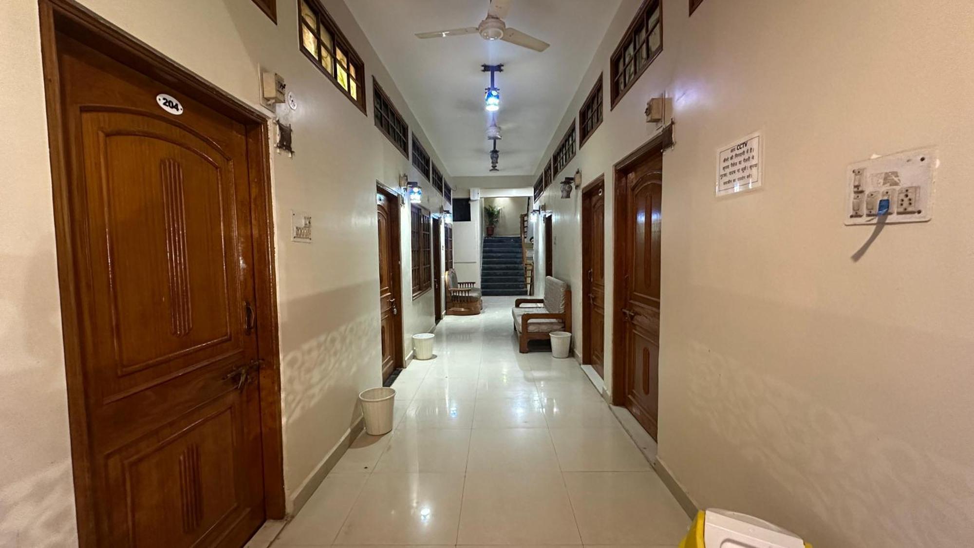 Hotel Pleasure Landmark Ujjain Buitenkant foto