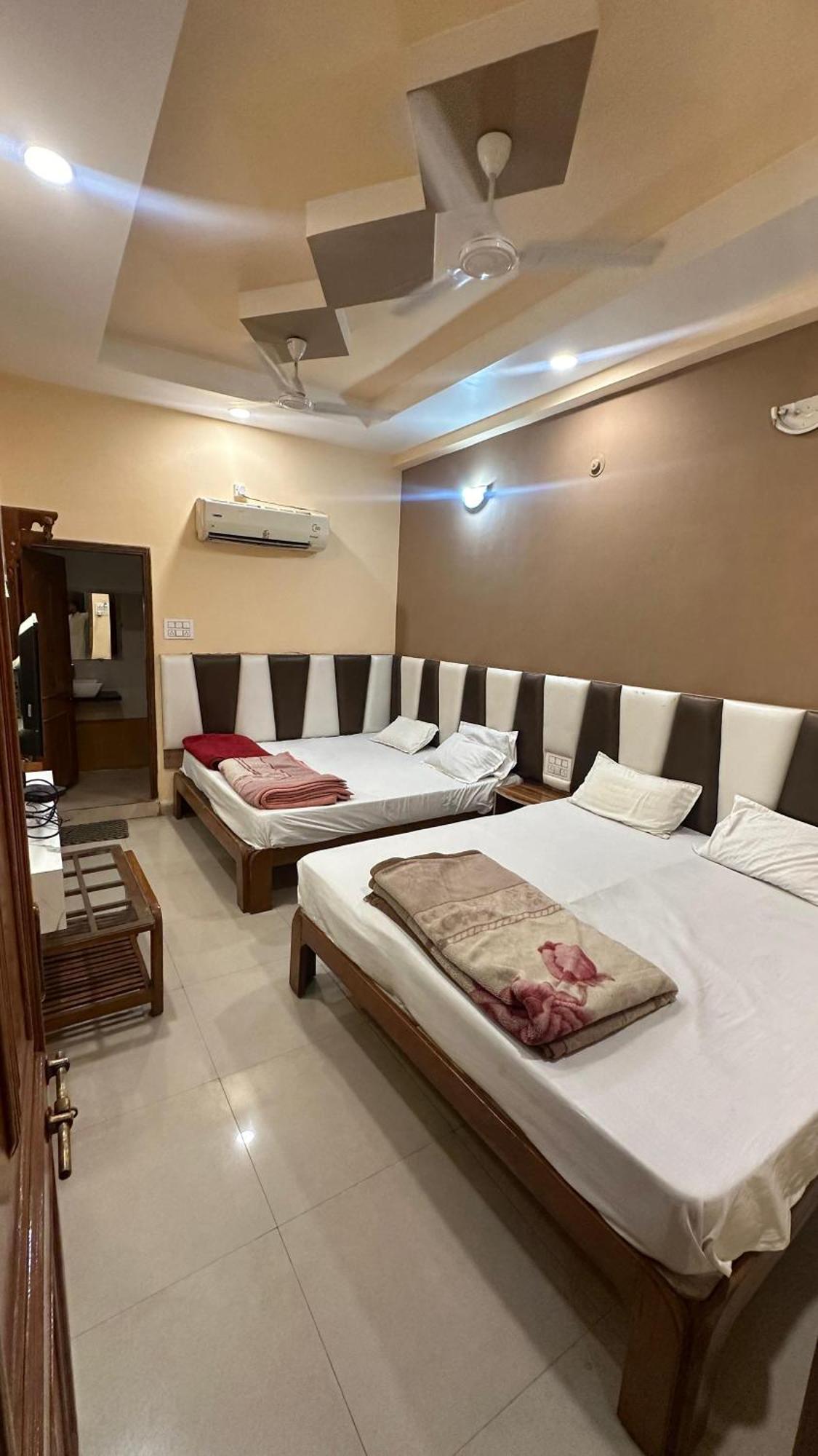 Hotel Pleasure Landmark Ujjain Buitenkant foto