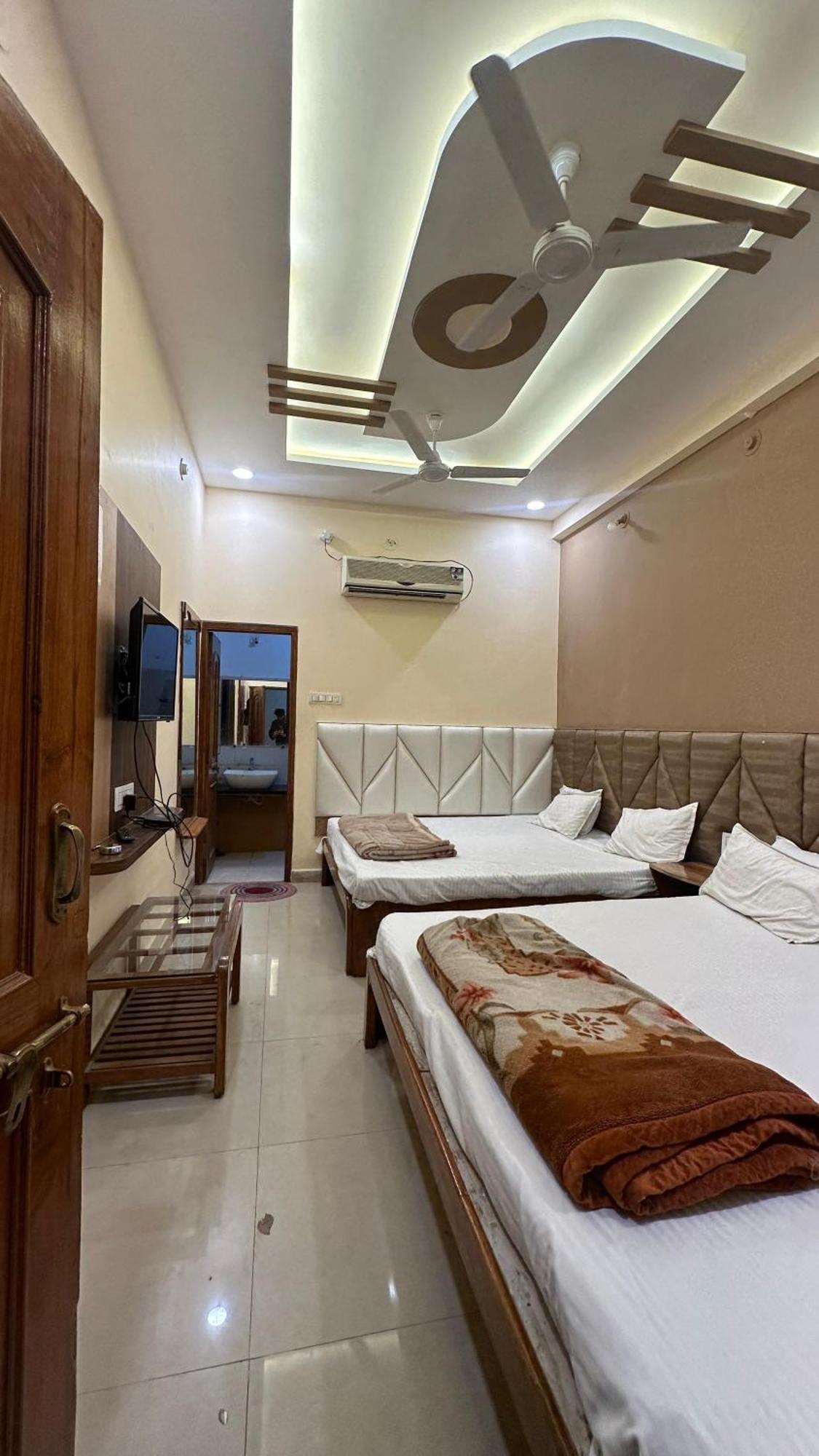 Hotel Pleasure Landmark Ujjain Buitenkant foto