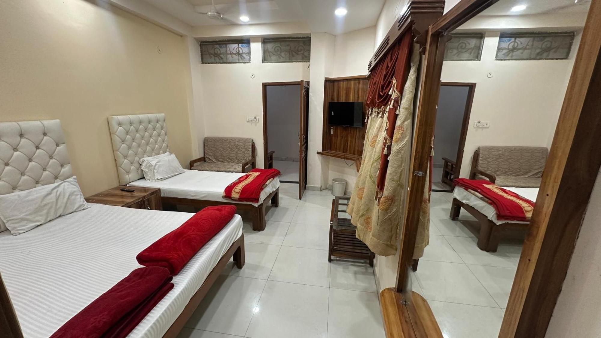 Hotel Pleasure Landmark Ujjain Buitenkant foto