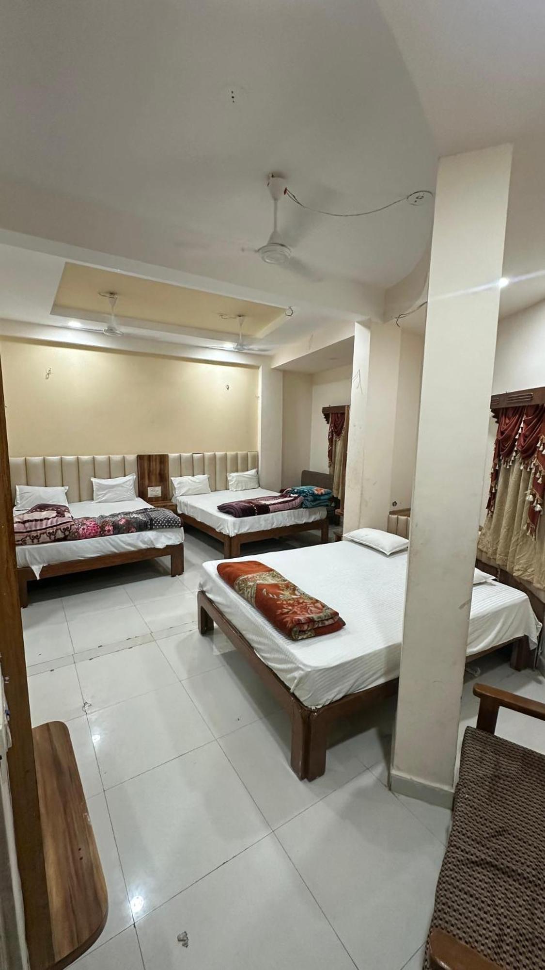 Hotel Pleasure Landmark Ujjain Buitenkant foto