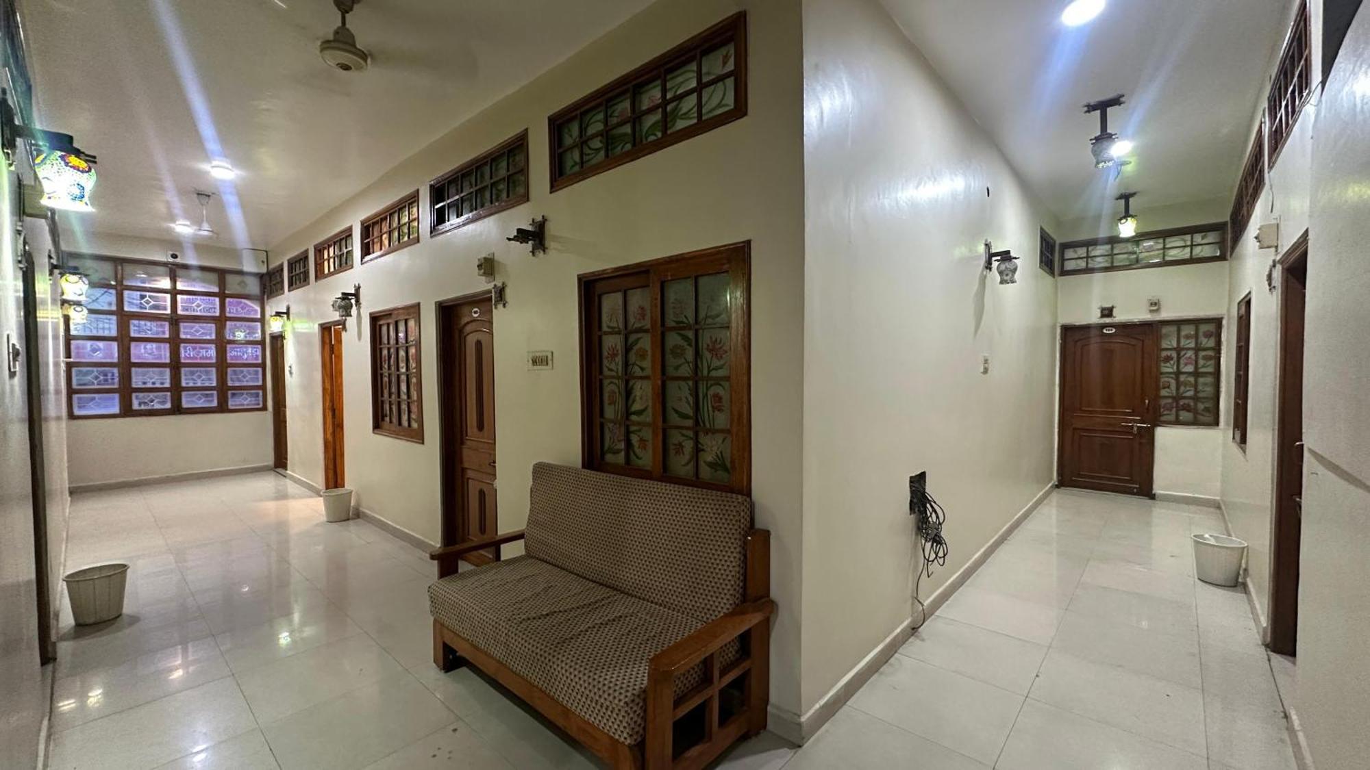 Hotel Pleasure Landmark Ujjain Buitenkant foto