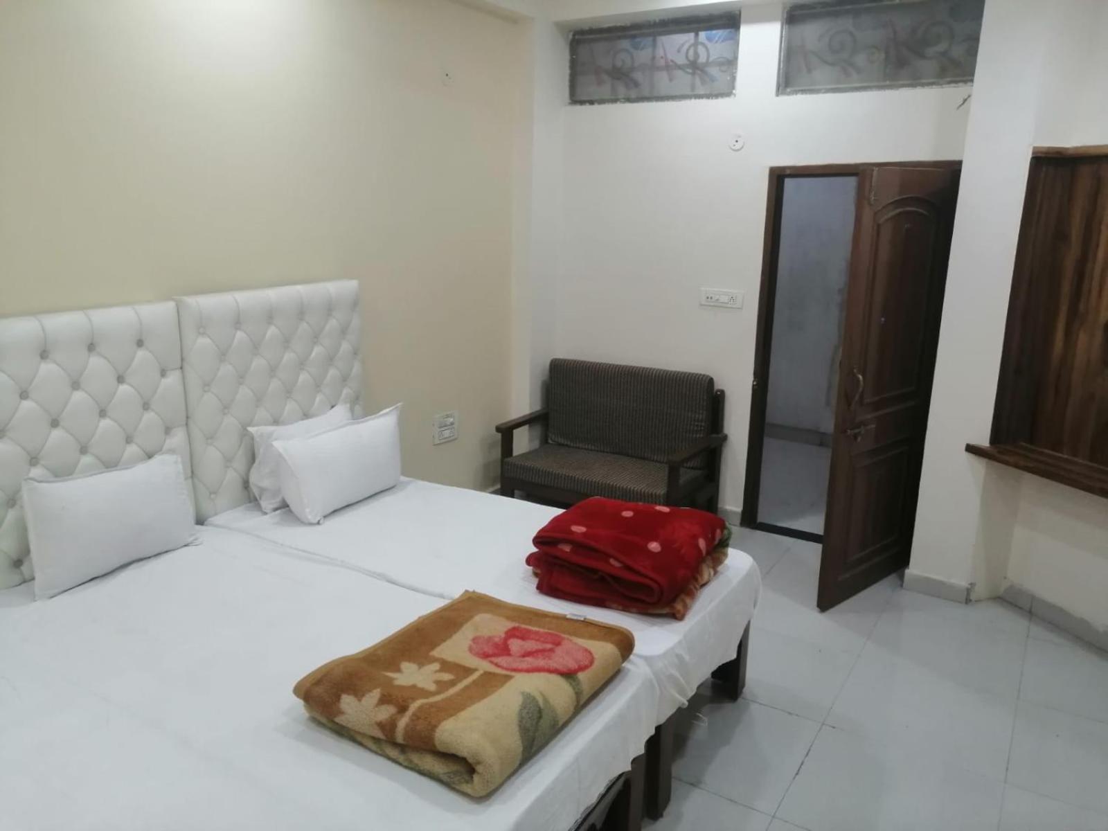 Hotel Pleasure Landmark Ujjain Buitenkant foto