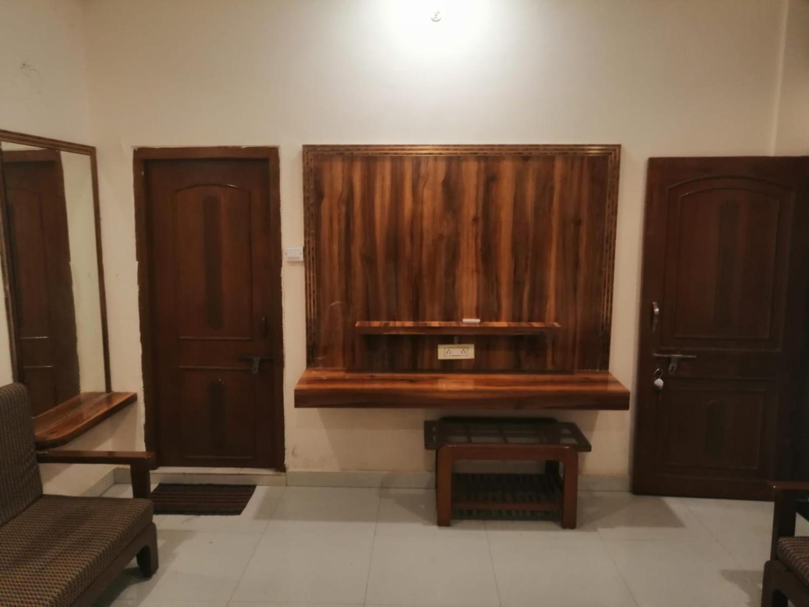 Hotel Pleasure Landmark Ujjain Buitenkant foto