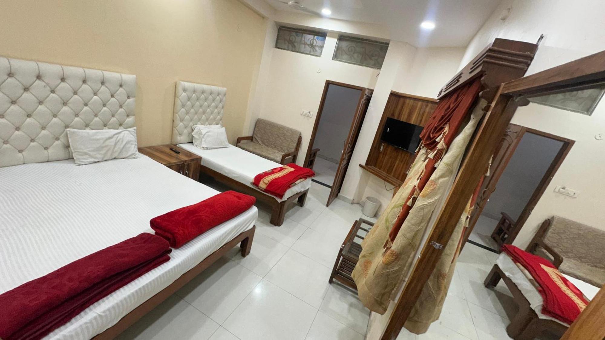 Hotel Pleasure Landmark Ujjain Buitenkant foto
