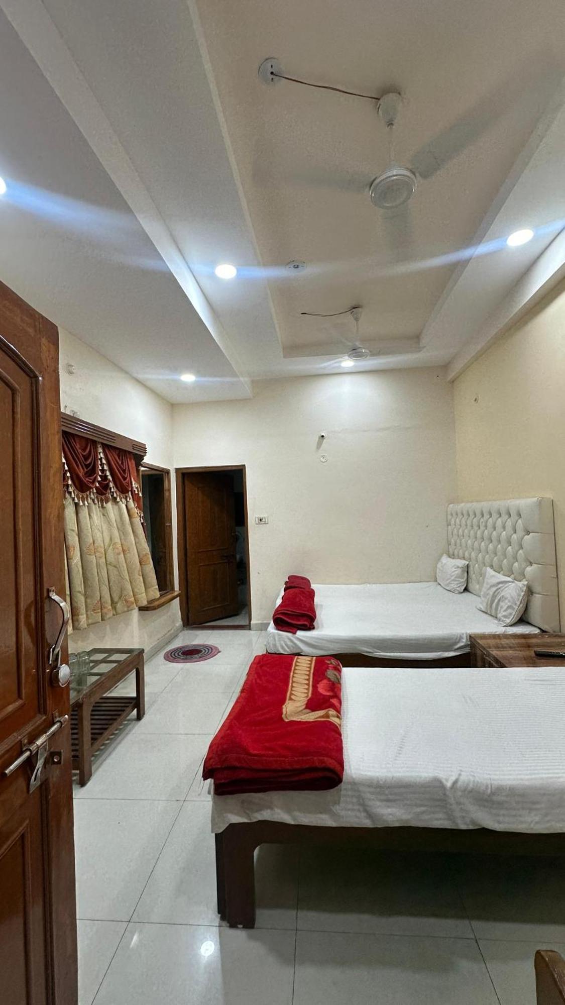 Hotel Pleasure Landmark Ujjain Buitenkant foto
