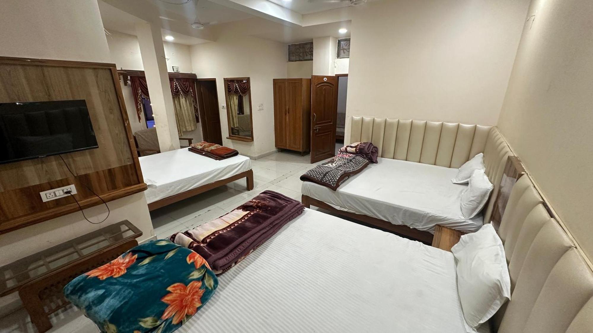 Hotel Pleasure Landmark Ujjain Buitenkant foto