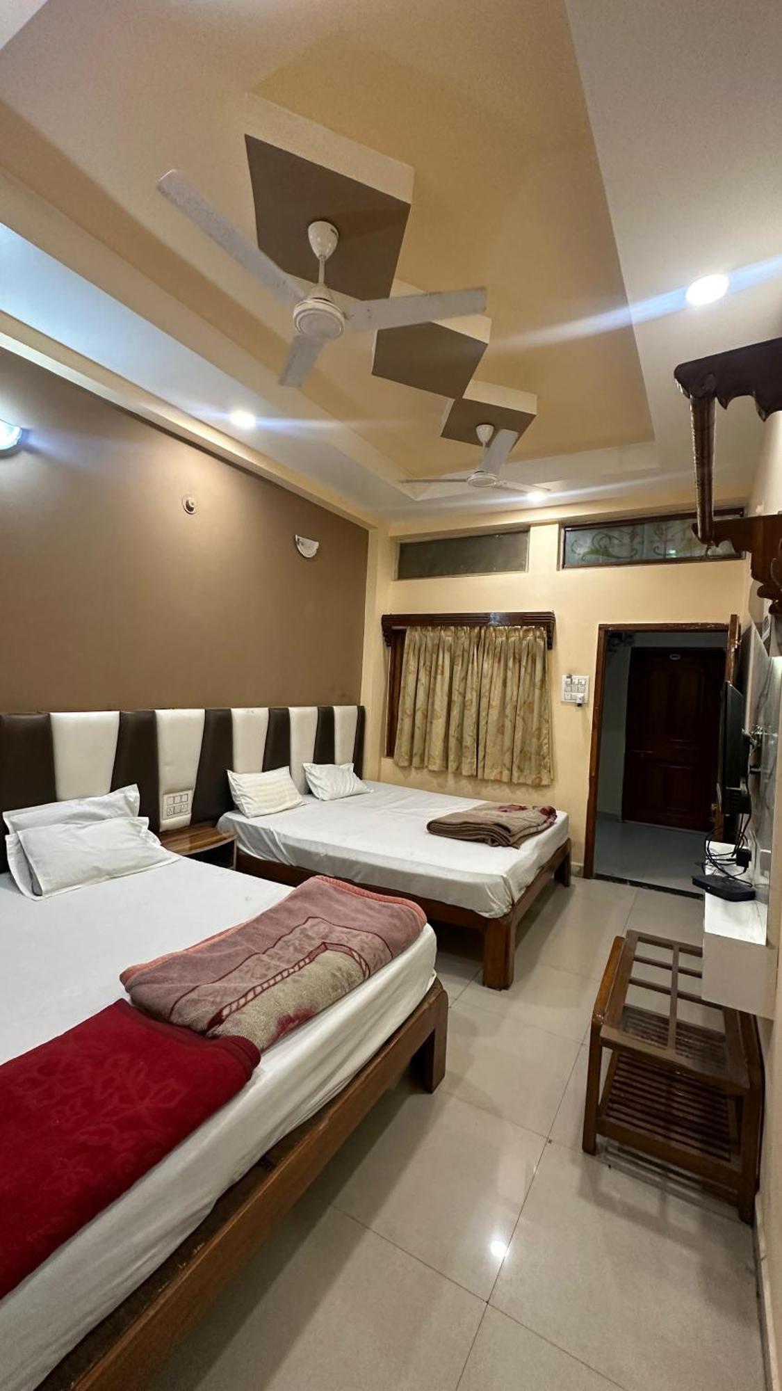 Hotel Pleasure Landmark Ujjain Buitenkant foto