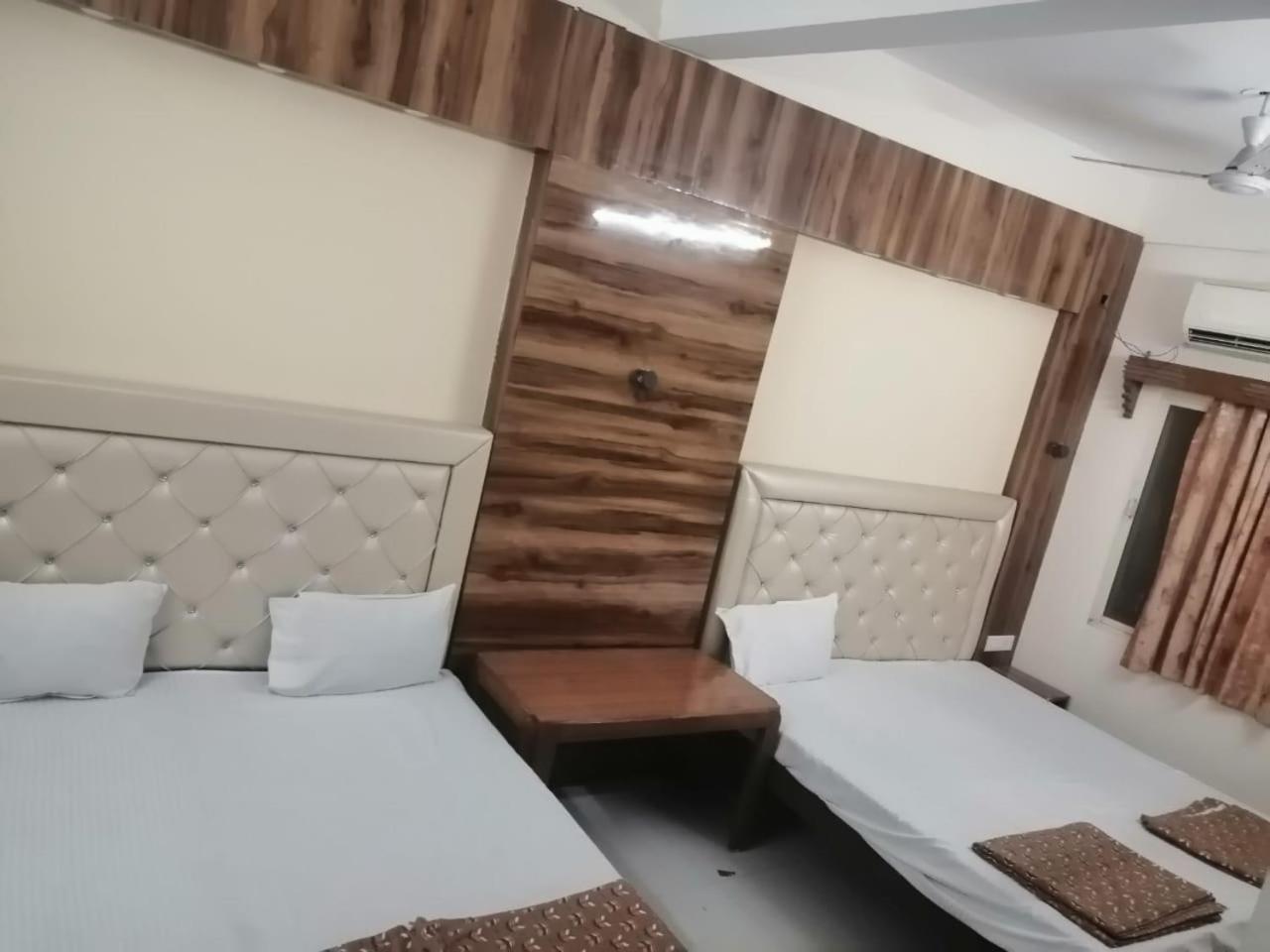 Hotel Pleasure Landmark Ujjain Buitenkant foto