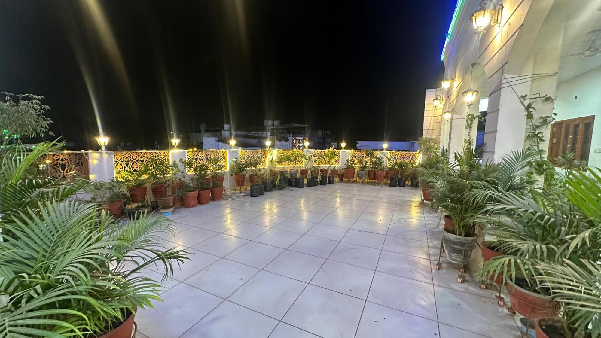 Hotel Pleasure Landmark Ujjain Buitenkant foto