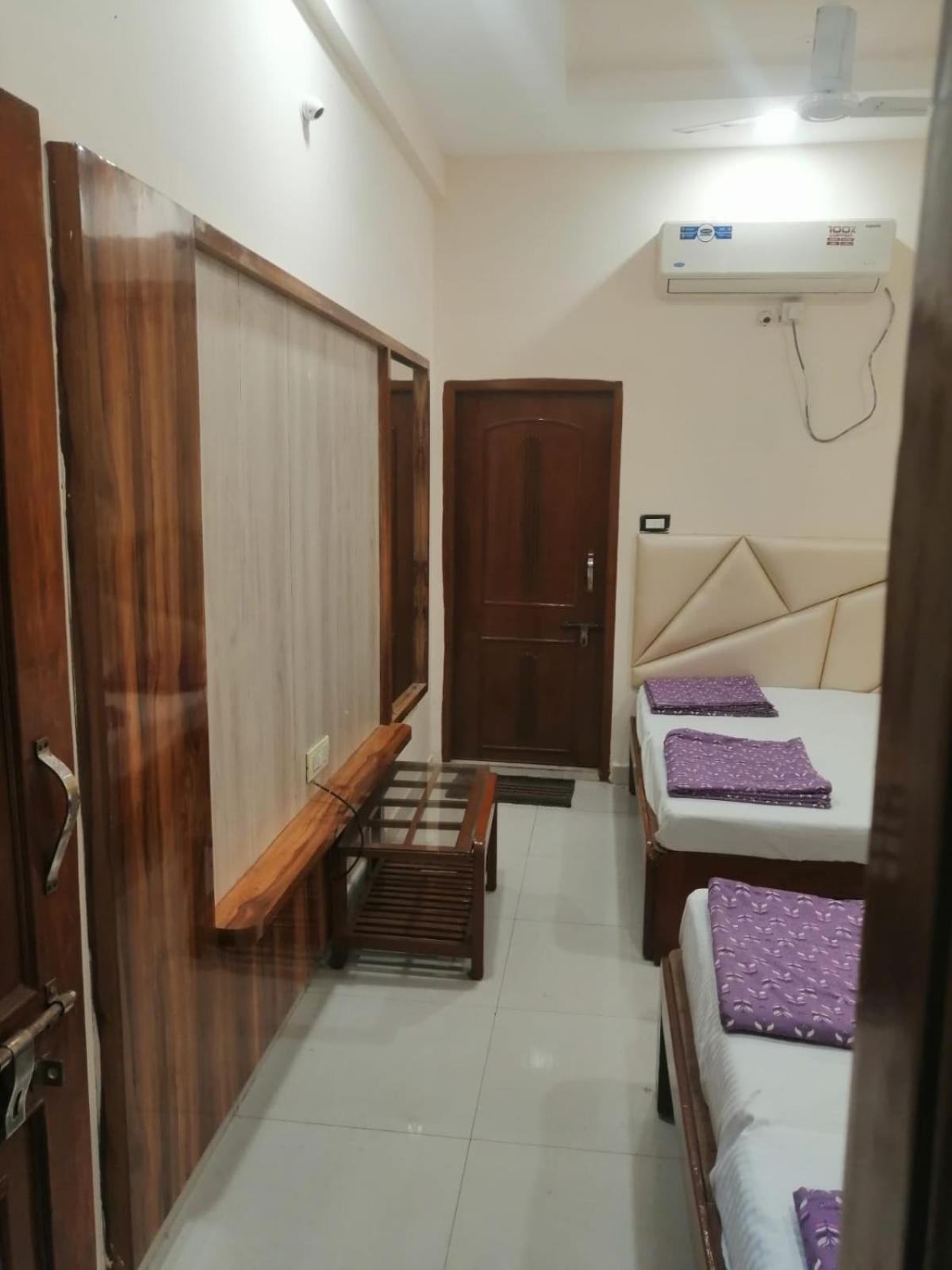 Hotel Pleasure Landmark Ujjain Buitenkant foto