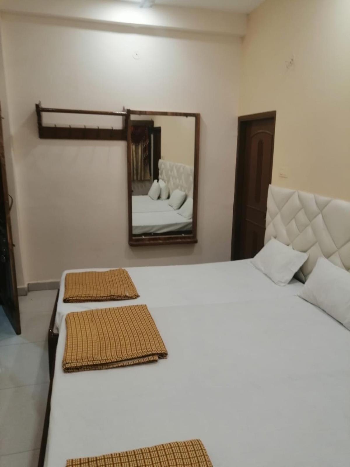 Hotel Pleasure Landmark Ujjain Buitenkant foto