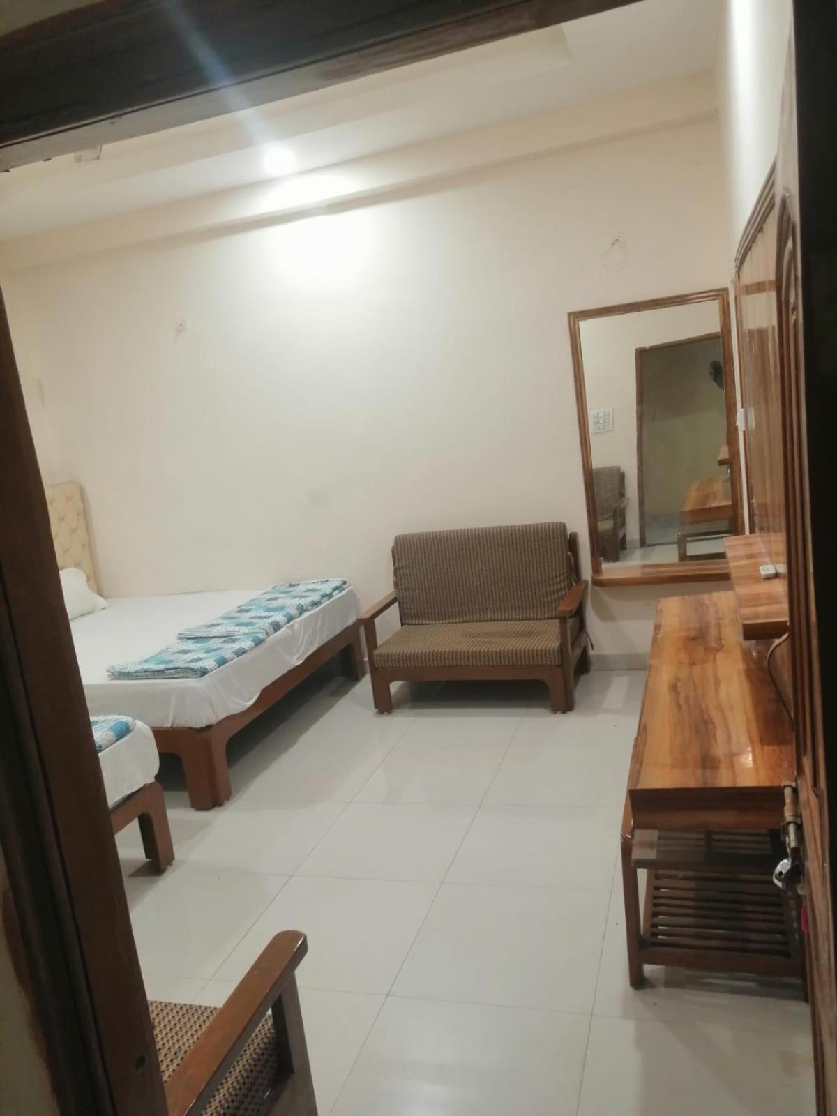 Hotel Pleasure Landmark Ujjain Buitenkant foto