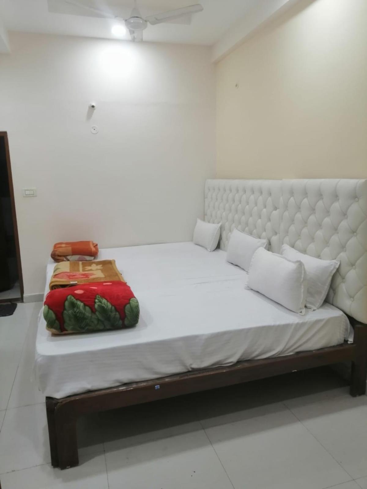 Hotel Pleasure Landmark Ujjain Buitenkant foto