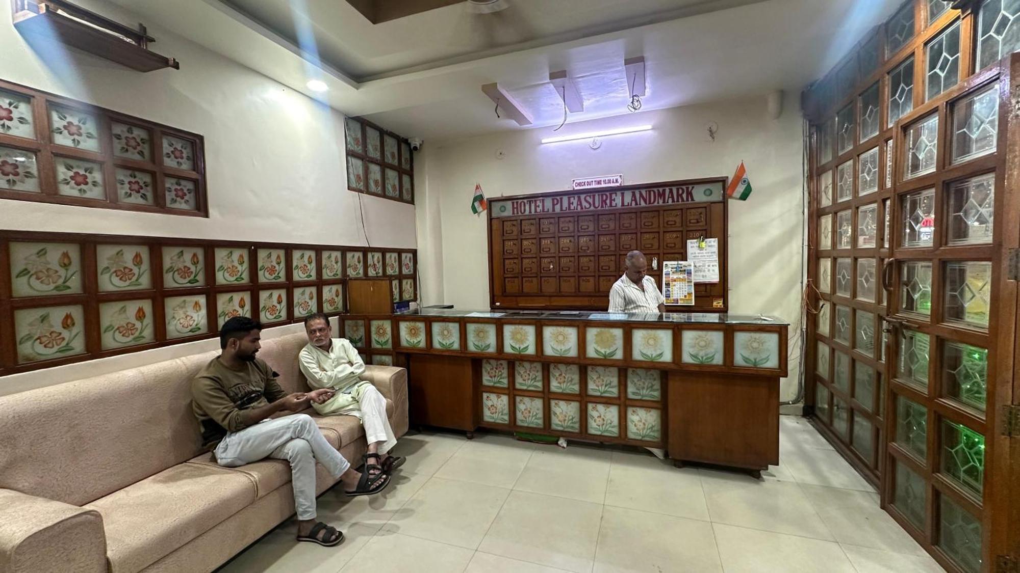 Hotel Pleasure Landmark Ujjain Buitenkant foto