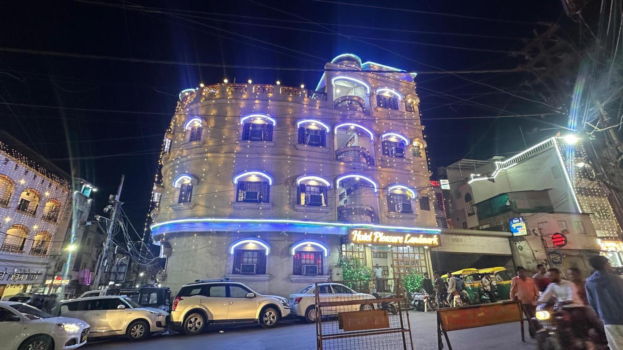 Hotel Pleasure Landmark Ujjain Buitenkant foto