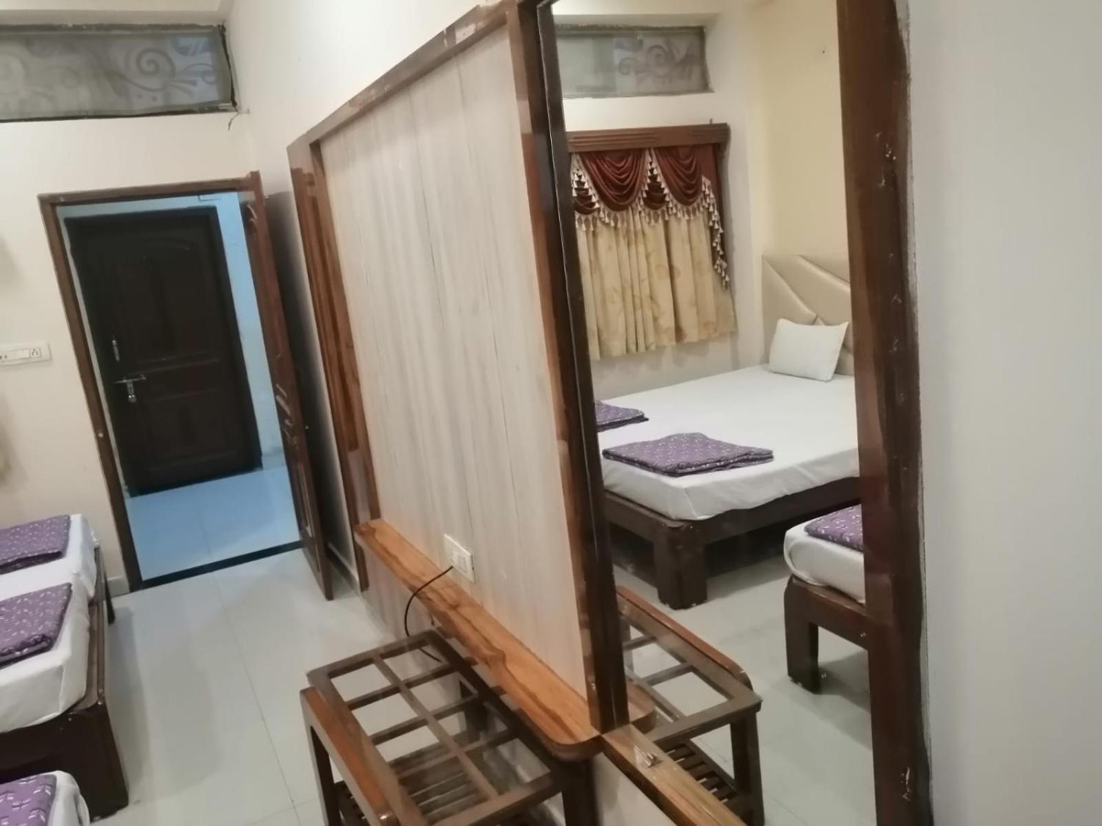 Hotel Pleasure Landmark Ujjain Buitenkant foto