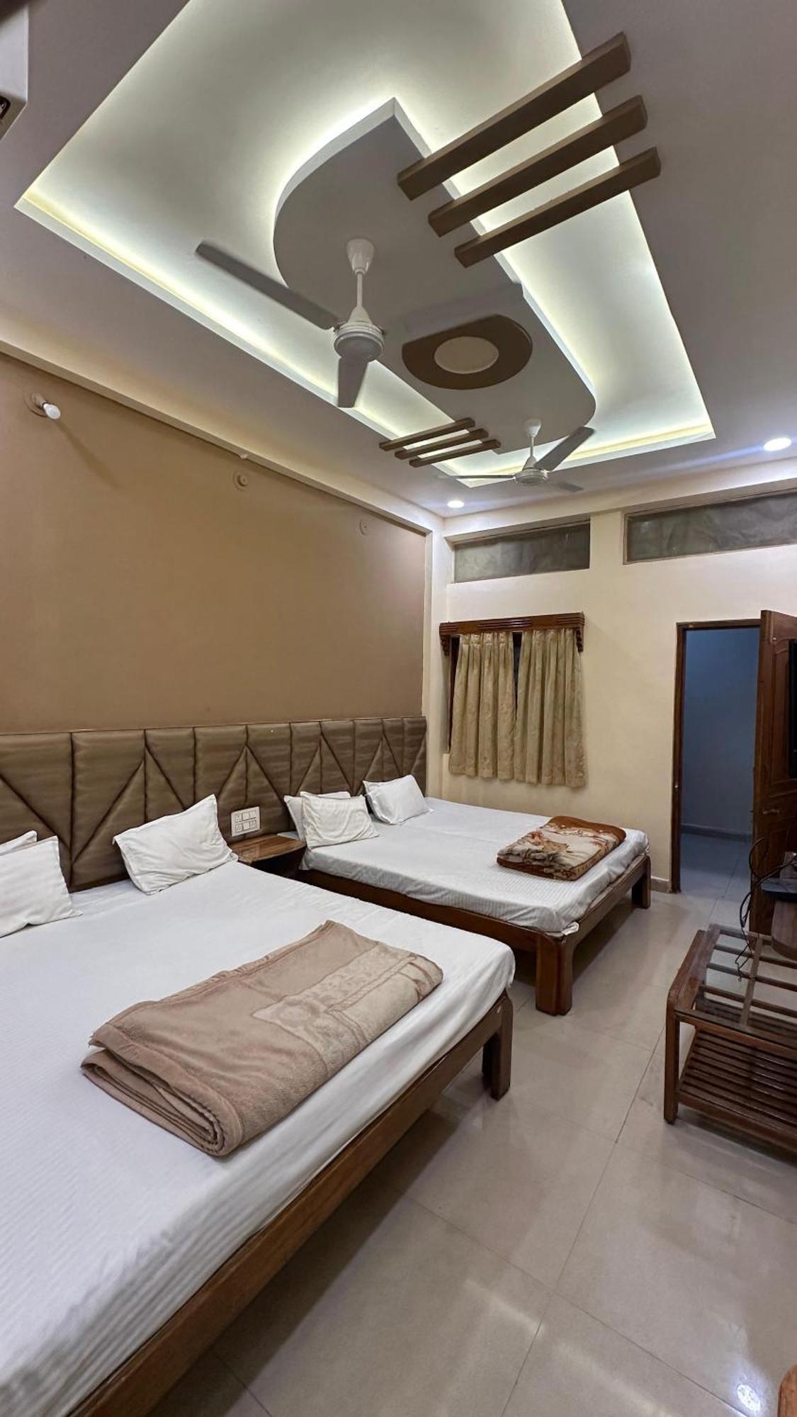 Hotel Pleasure Landmark Ujjain Buitenkant foto