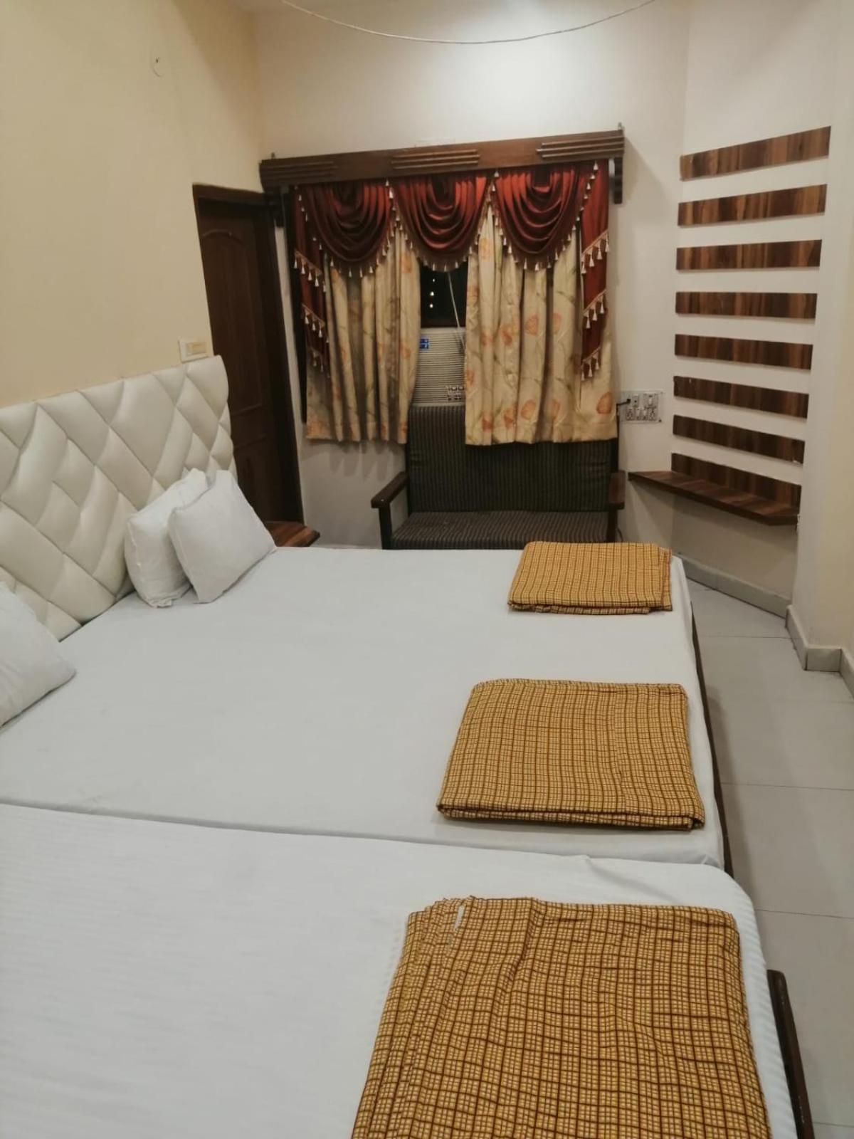 Hotel Pleasure Landmark Ujjain Buitenkant foto