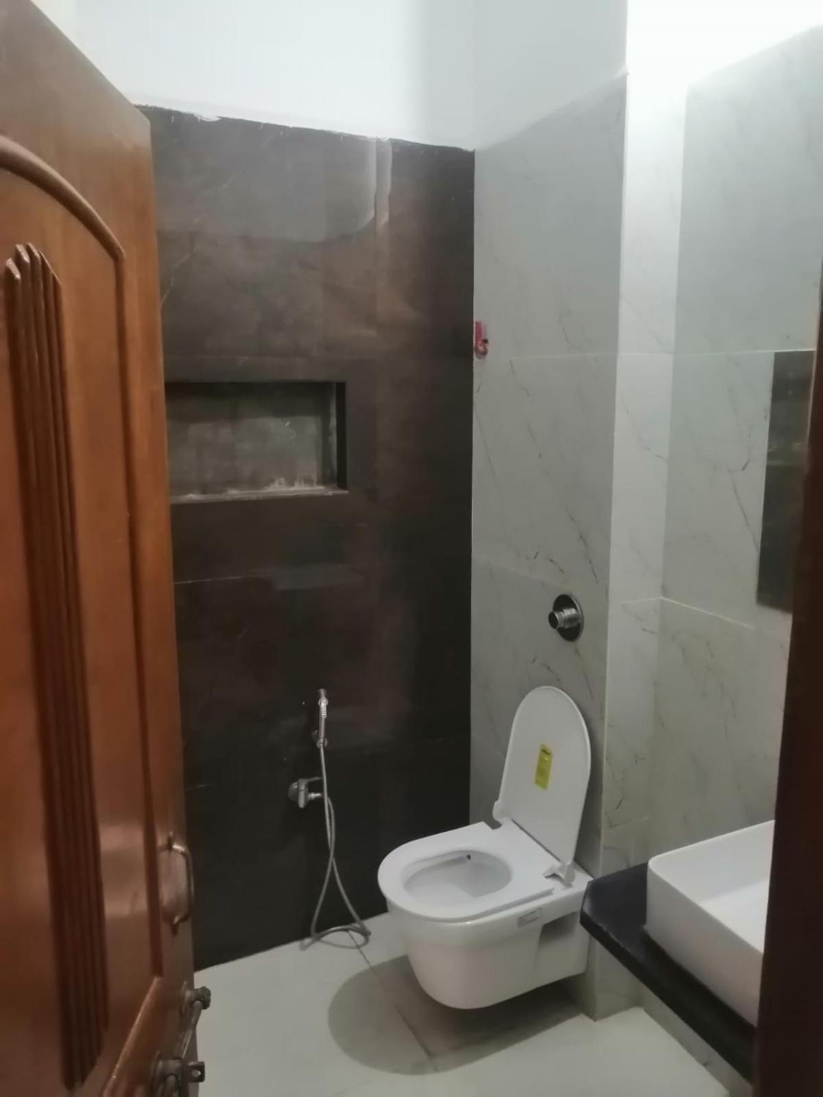 Hotel Pleasure Landmark Ujjain Buitenkant foto