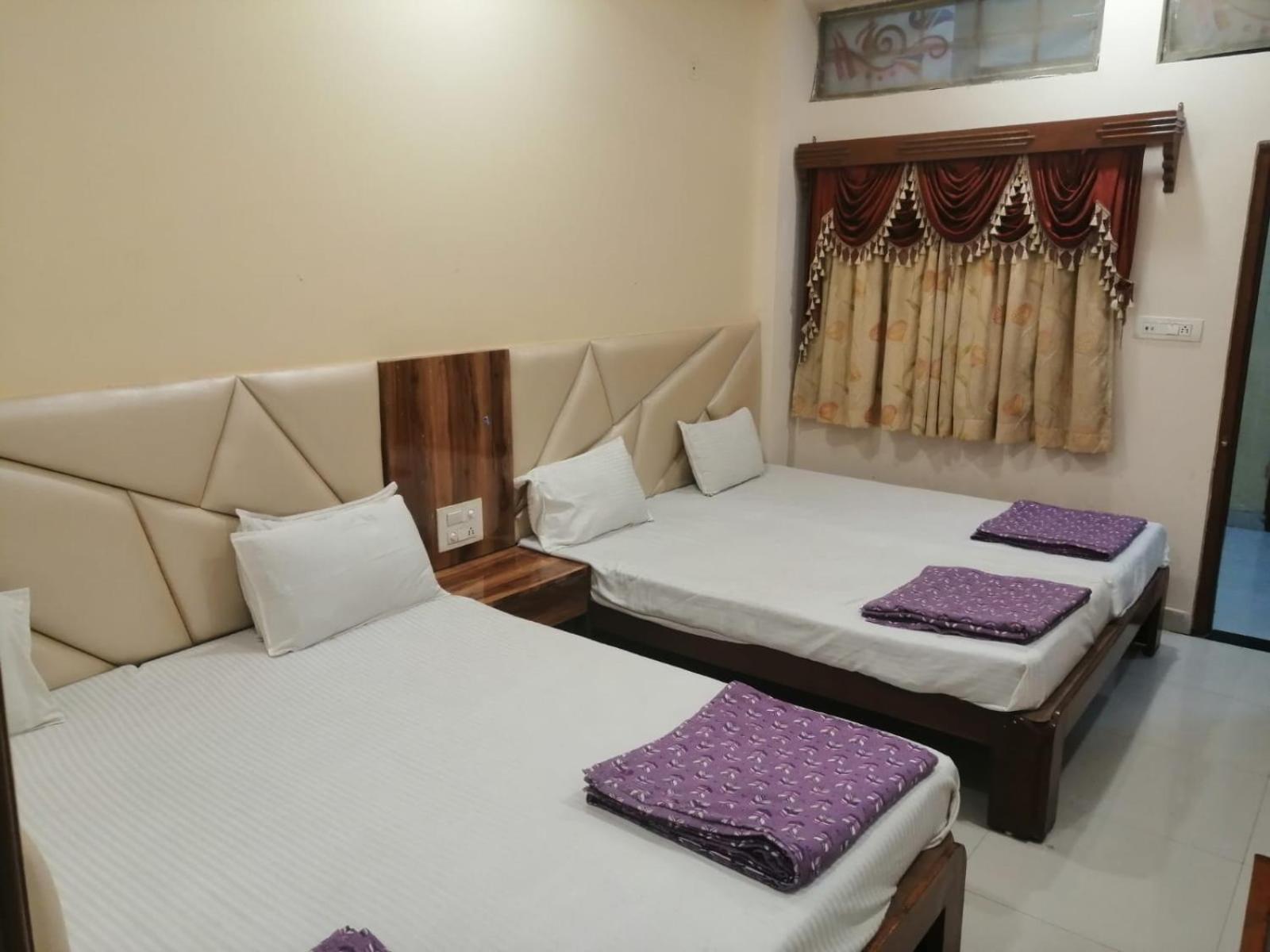 Hotel Pleasure Landmark Ujjain Buitenkant foto
