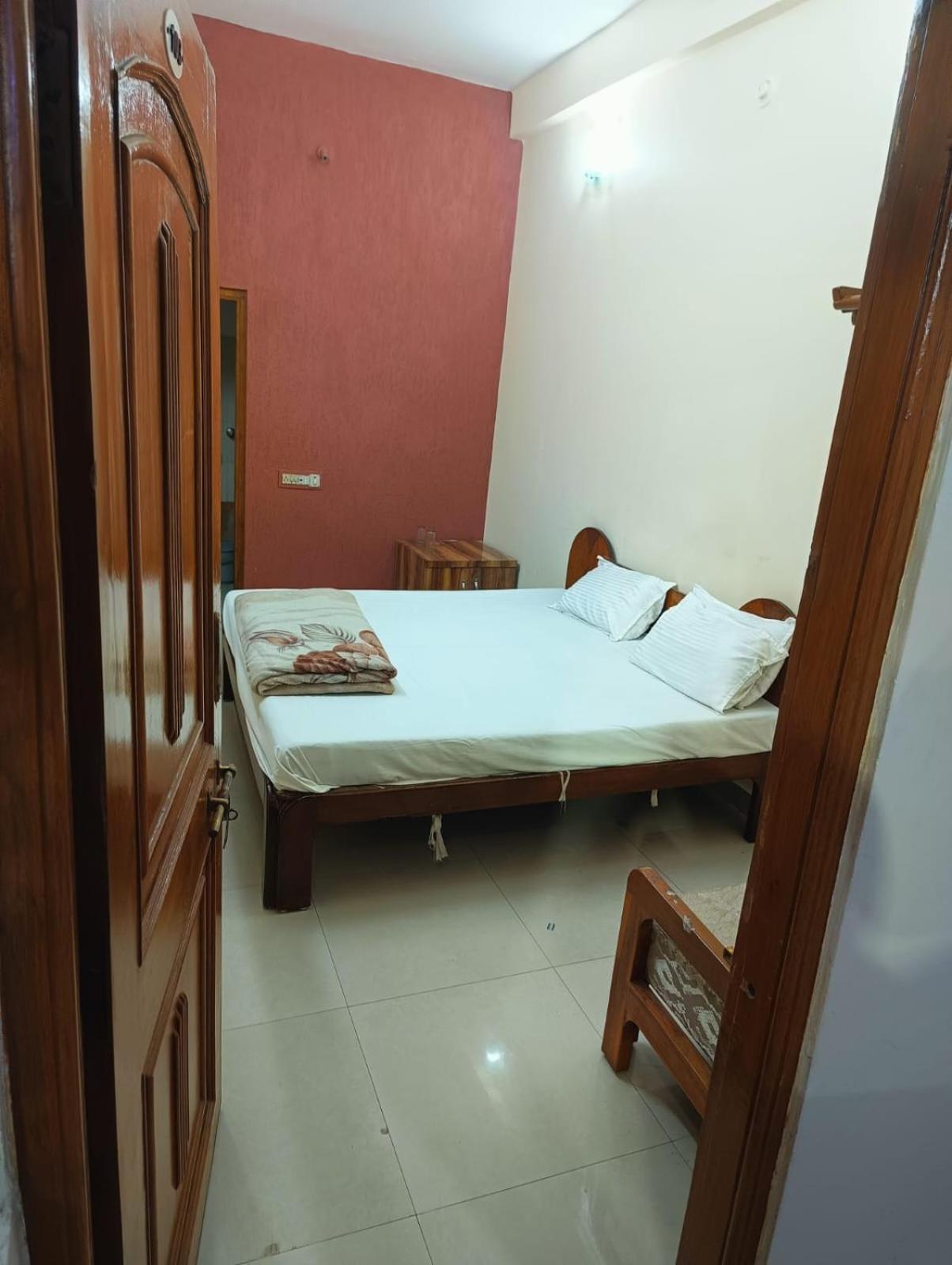 Hotel Pleasure Landmark Ujjain Buitenkant foto