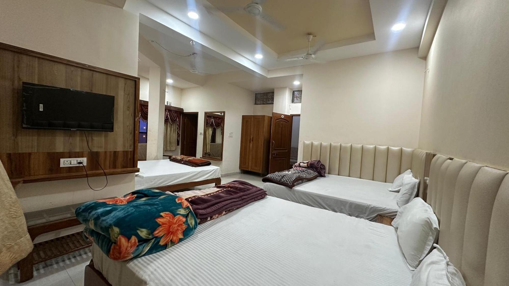 Hotel Pleasure Landmark Ujjain Buitenkant foto